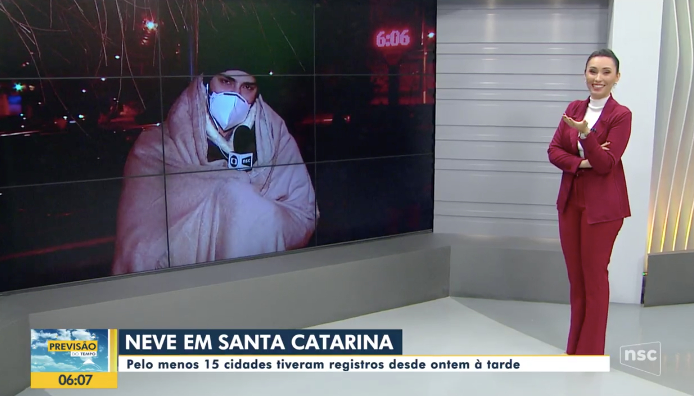 Repórter surgiu de cobertor ao vivo e representou todos nós durante a frente fria