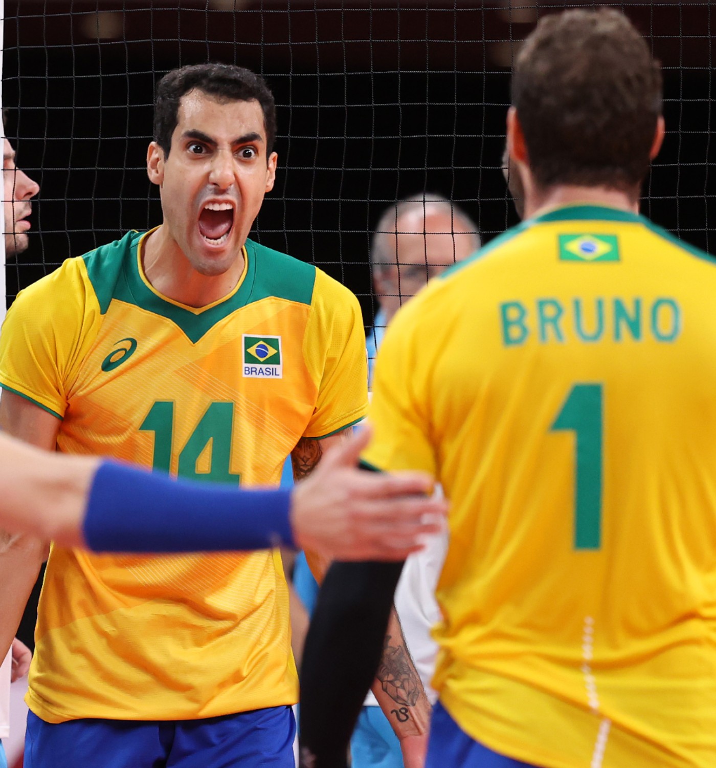 Douglas Souza relata homofobia na Europa e diz ter medo de contar e ser deportado