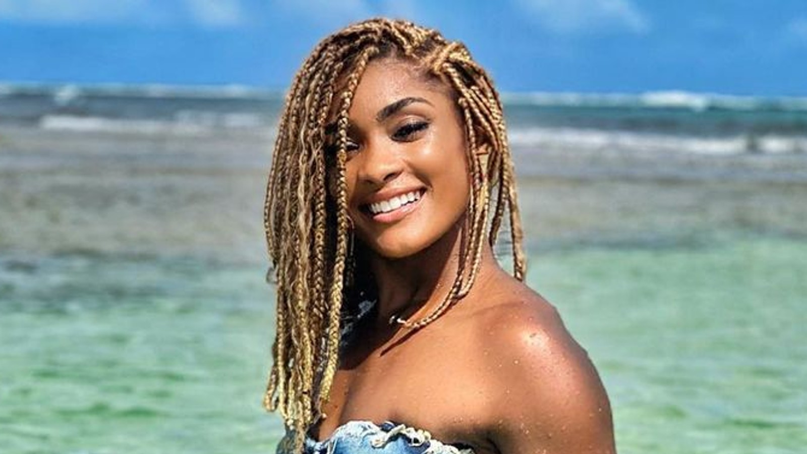 Biquíni jeans de Erika Januza resgata tendência dos anos 2000: asa delta levantou bumbum