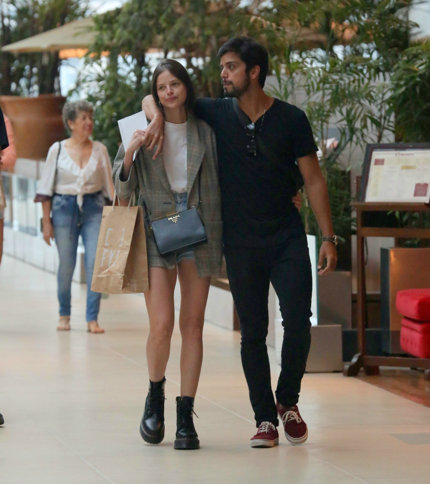 Blazer de Agatha Moreira deixa o look com jeans e camiseta branca prontinho para sair