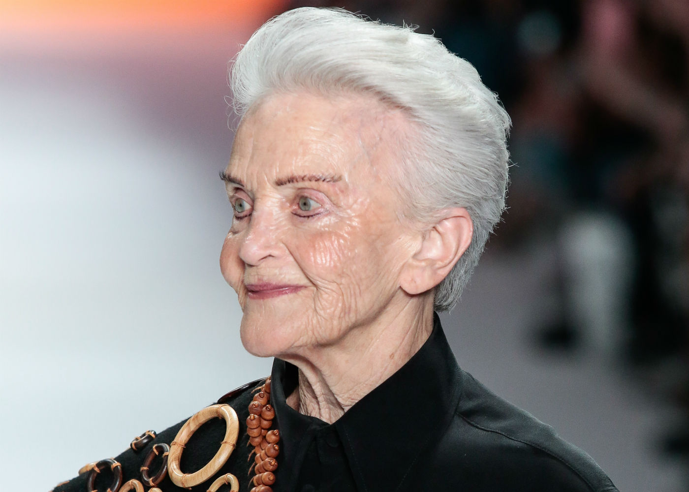 Quem é a modelo de 87 anos que desfilou na Fashion Week e recebeu aplausos nas redes