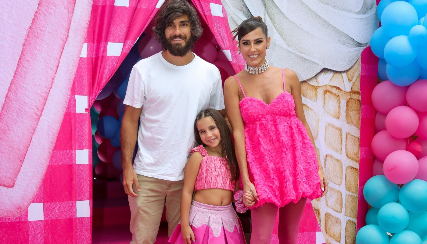 Hugo Moura, Maria Flor e Deborah Secco chegando na festa