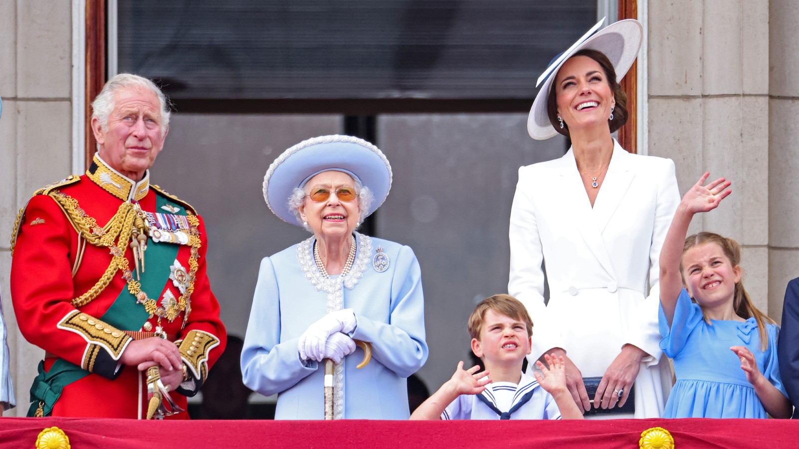 Príncipe Charles, Rainha Elizabeth II, Louis, Kate Middleton e Charlotte.