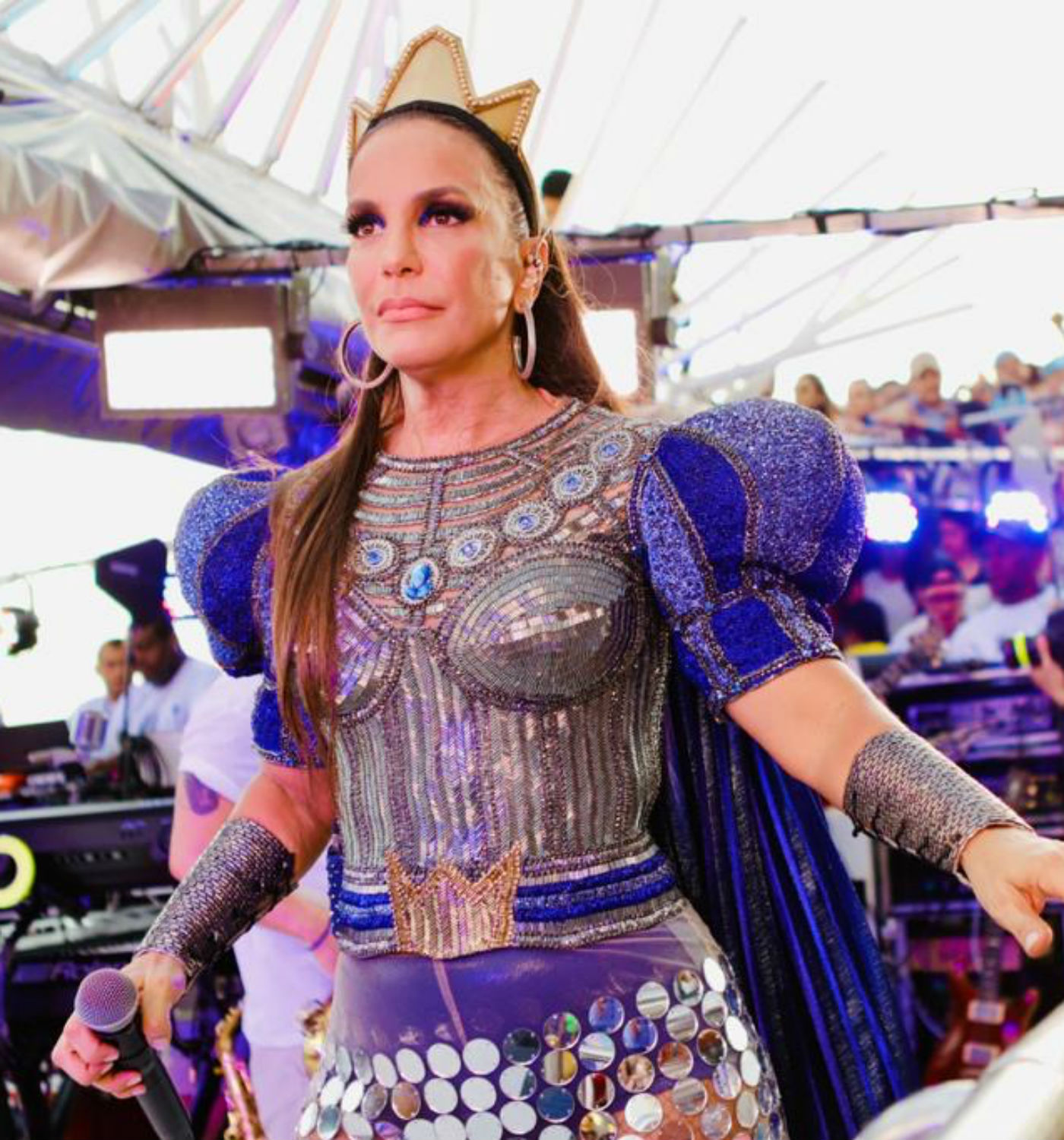 Ivete parou o trio elétrico para cumprimentar ex-namorado e ainda o elogiou: assista