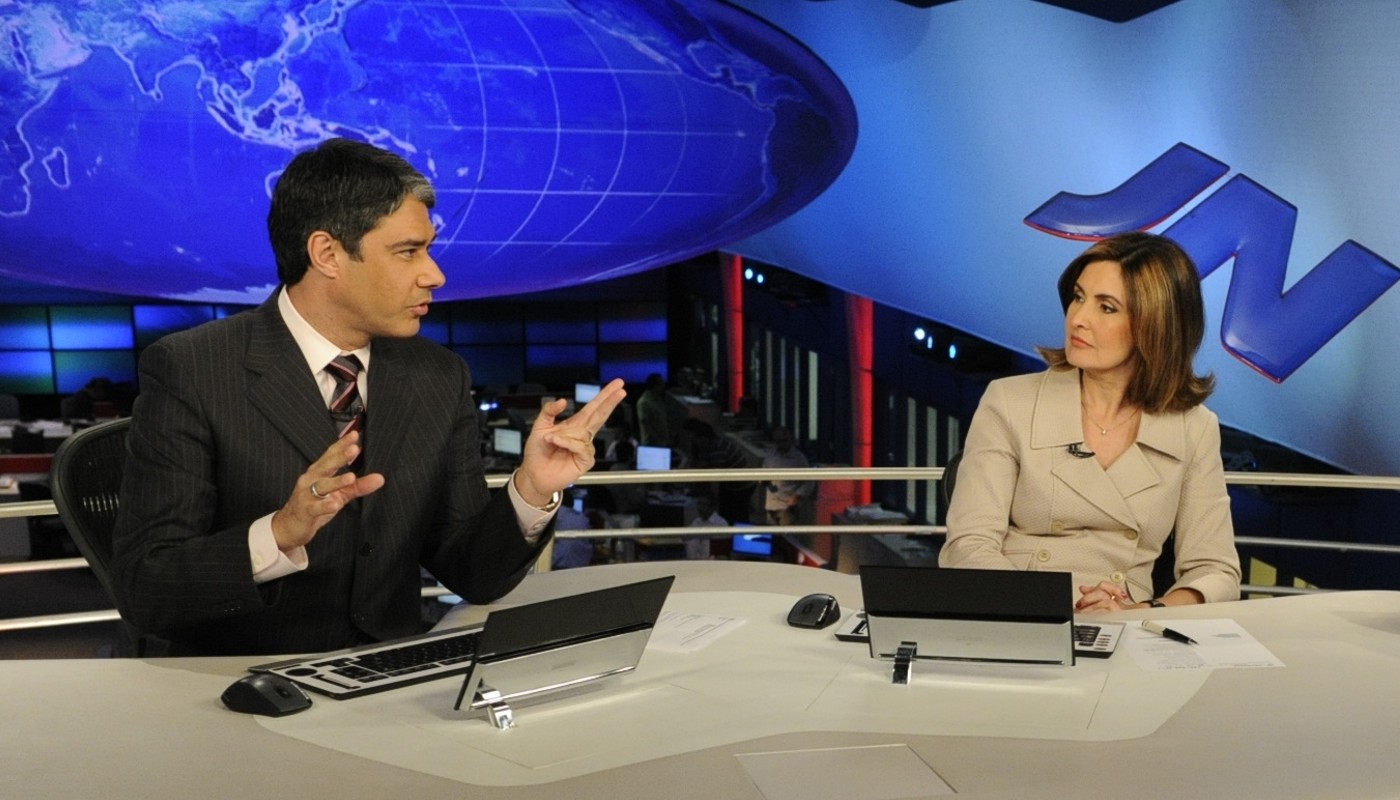 Fátima resgata fotos de quase 20 anos na bancada para celebrar 52 anos do JN