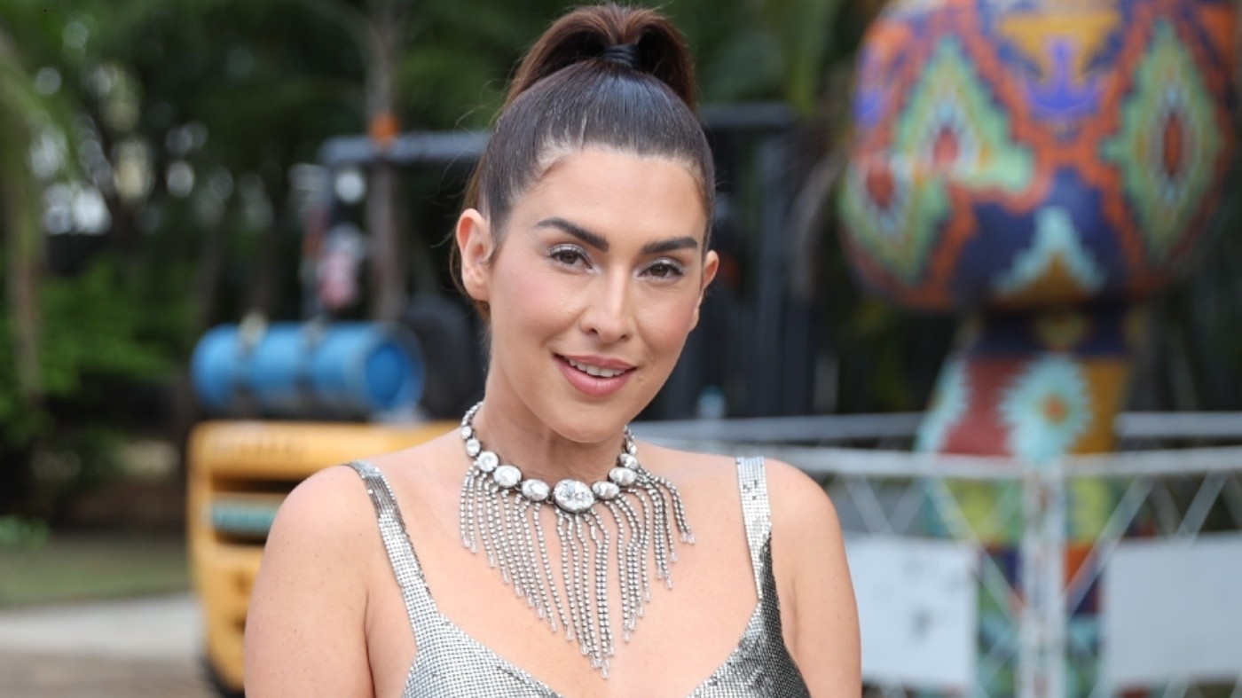 Calça asa-delta de Fernanda Paes Leme tem “cós duplo” diferente que desenha o quadril