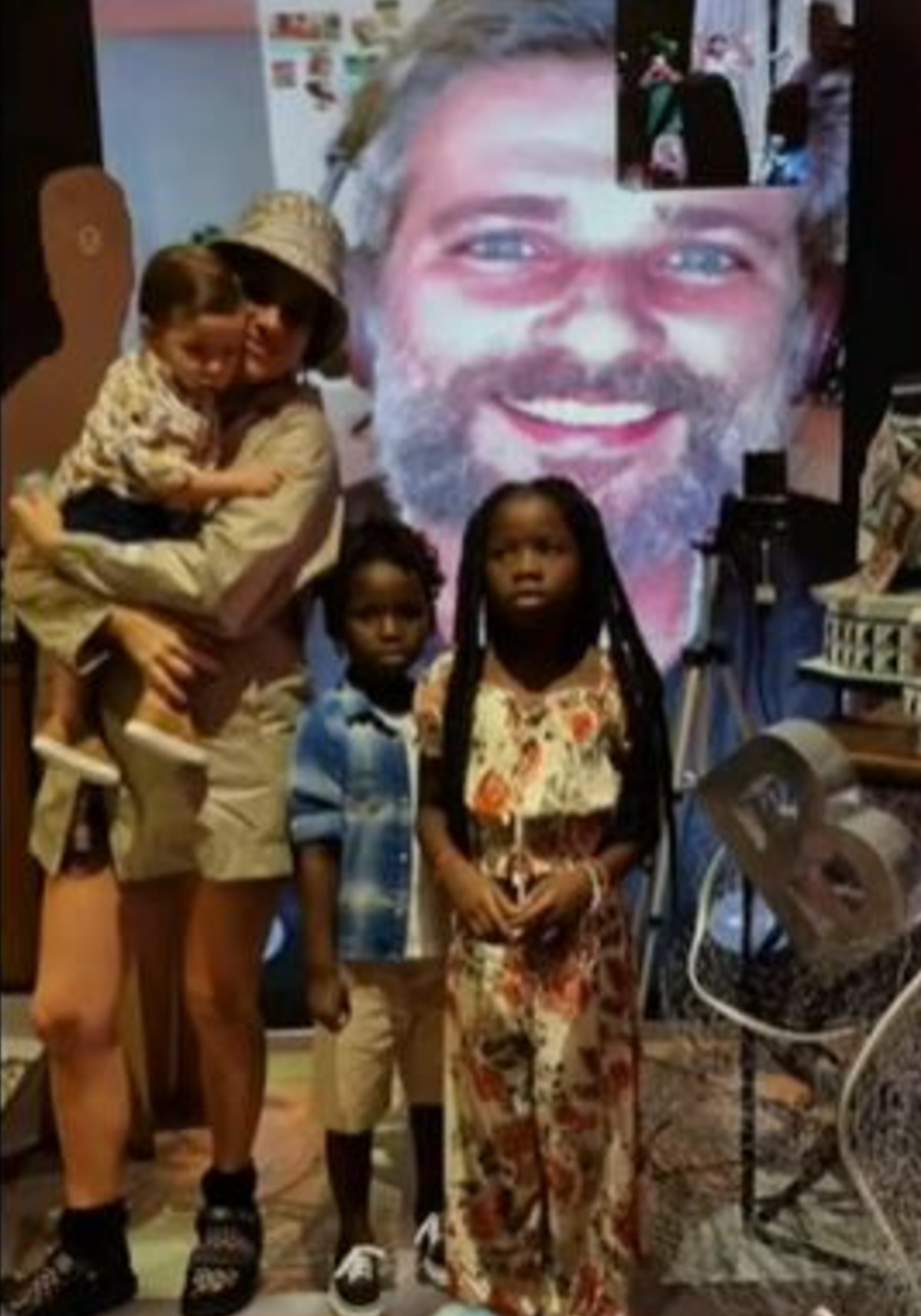 Morando na Espanha, Gagliasso surpreende família com aniversário à distância