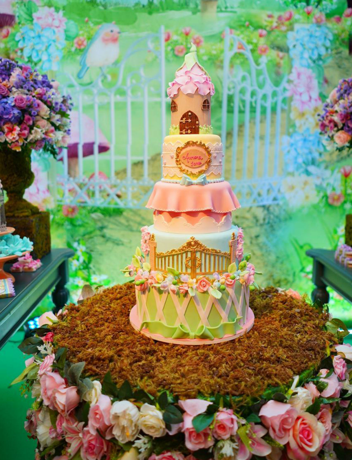 Festão de 1 ano para filha de Ferrugem foi um “Jardim Encantado” com mesa de flores