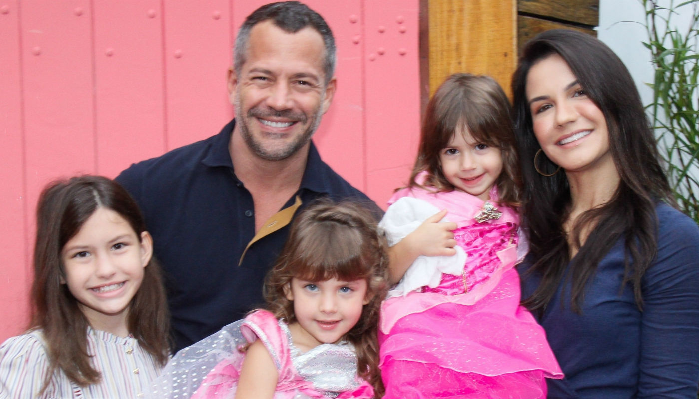 Filhas de Malvino Salvador ganham festão duplo e roubam a cena vestidas de princesas