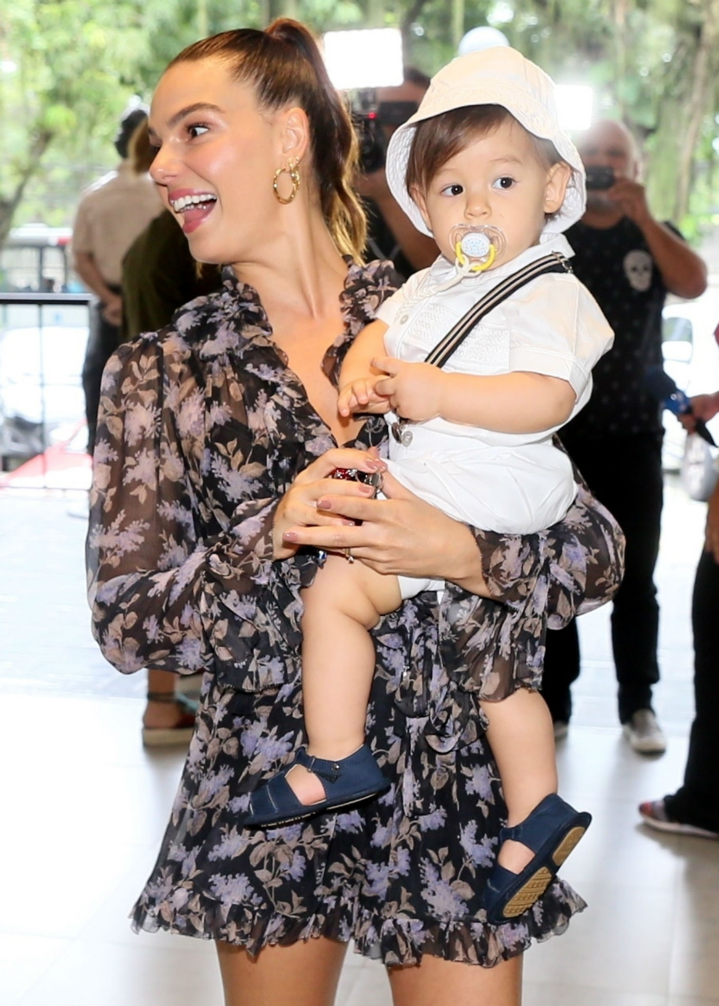 Festa de 1 ano de Rael foi tema safári com cenário cheio de plantas e luzinhas no teto
