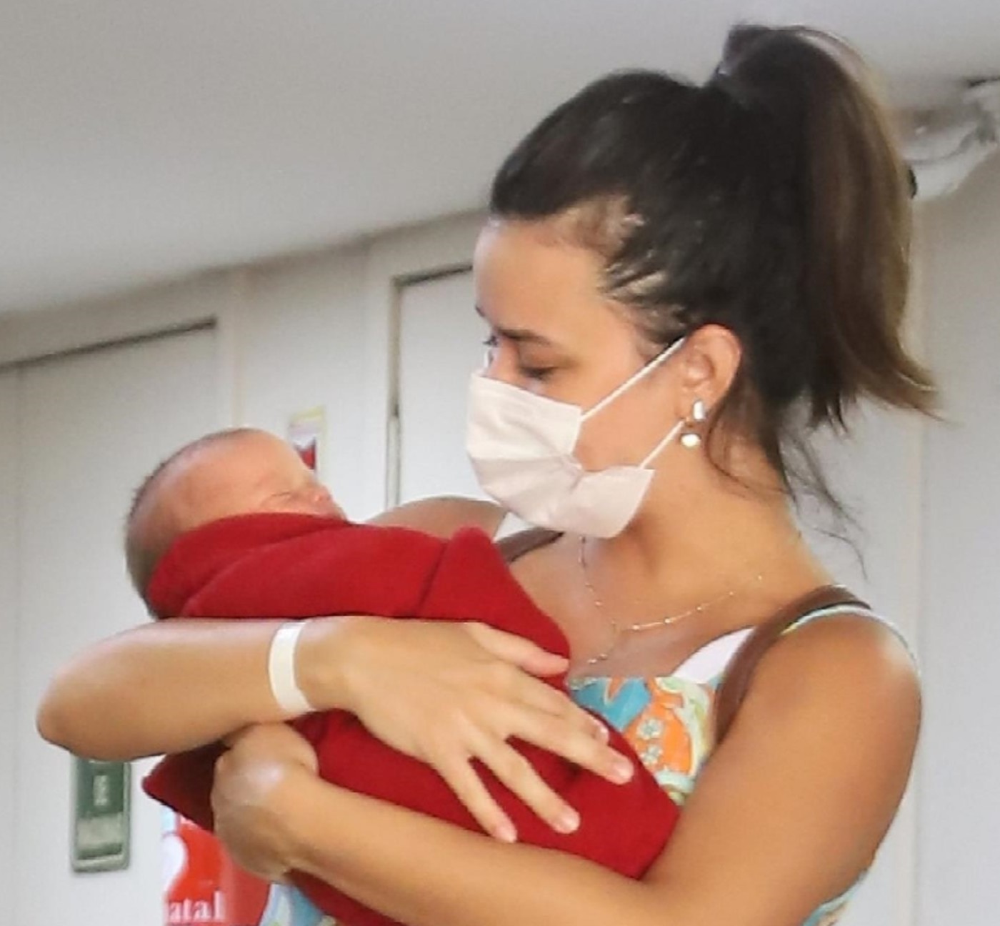 Talita Younan apresenta 1ª filha, Isabel, em foto do parto: “O mundo é seu, minha filha”