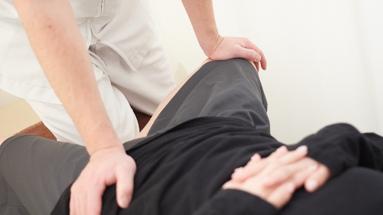 Fisioterapeuta pélvica ajudando mulher nos exercícios.