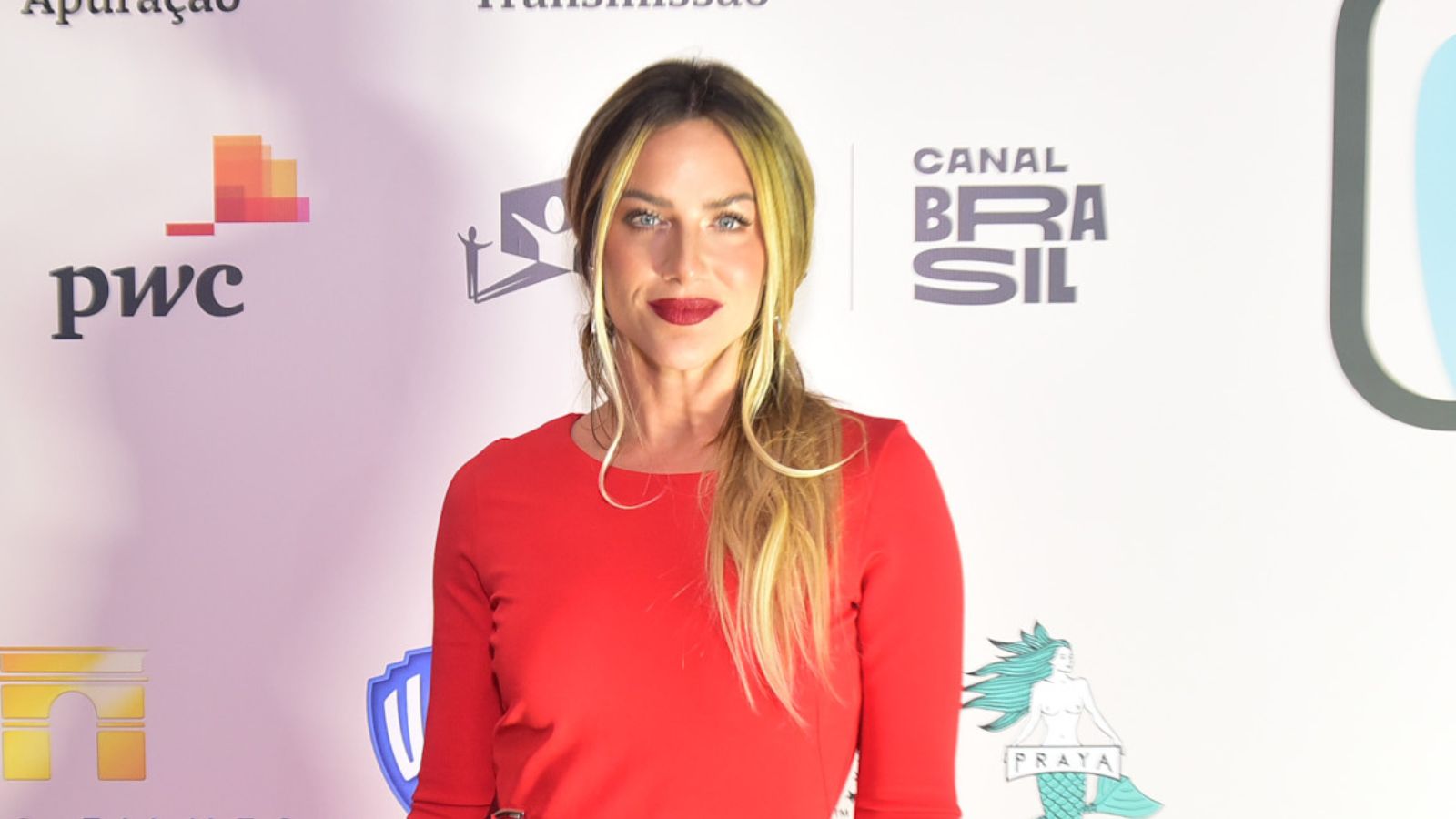 Bota-meia parece uma continuação do vestido vermelho de Giovanna Ewbank: fotos!