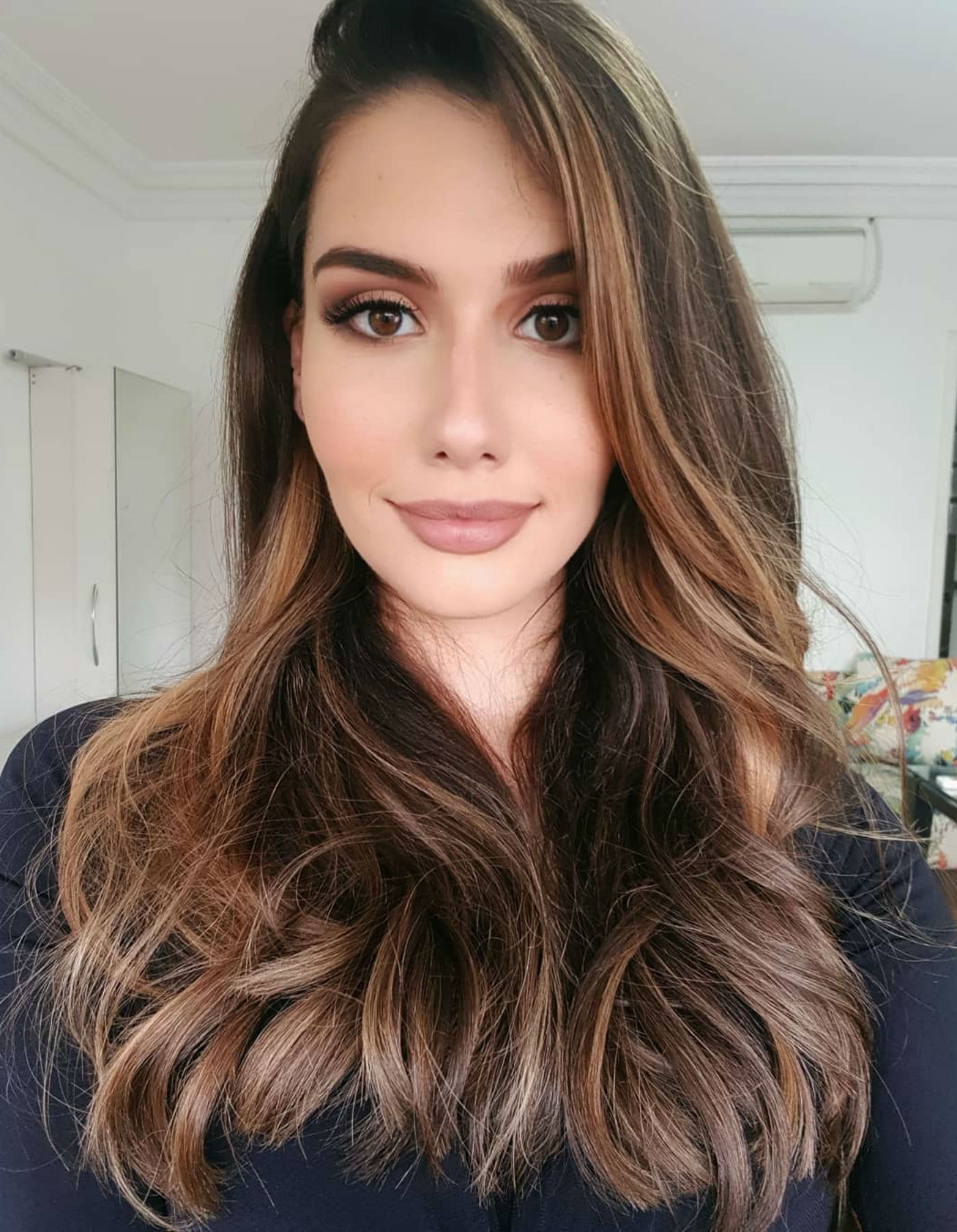 Com leucemia, modelo de “caixa de tintura” raspa cabelo e redescobre própria beleza