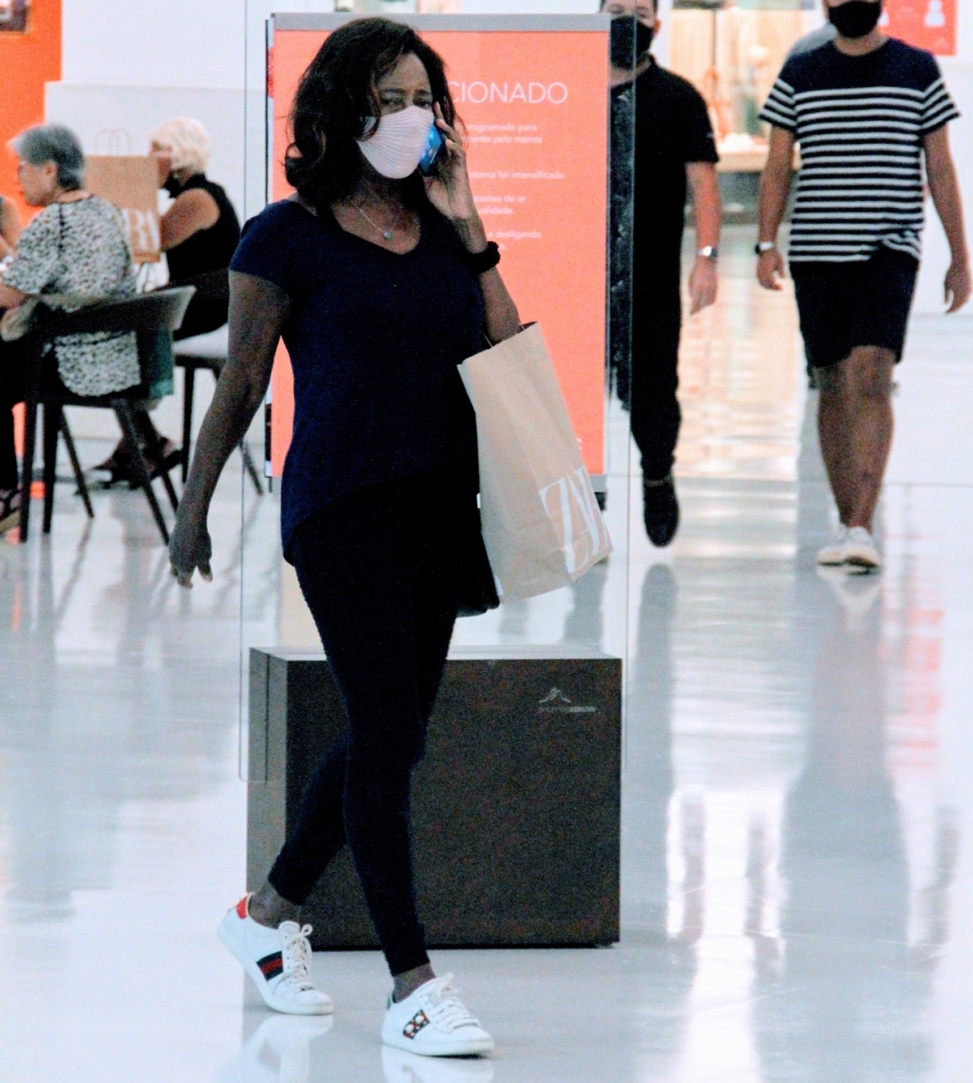 Look de Glória Maria no shopping até parece simples, mas tênis branco é puro luxo