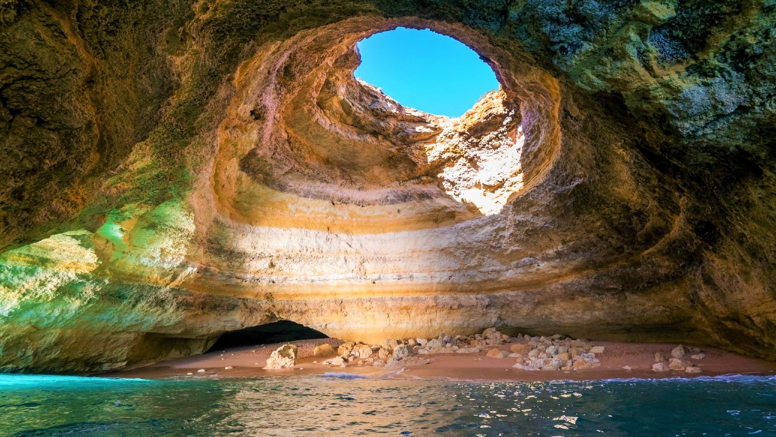 Gruta do Benagil, em Algarve, Portugal.