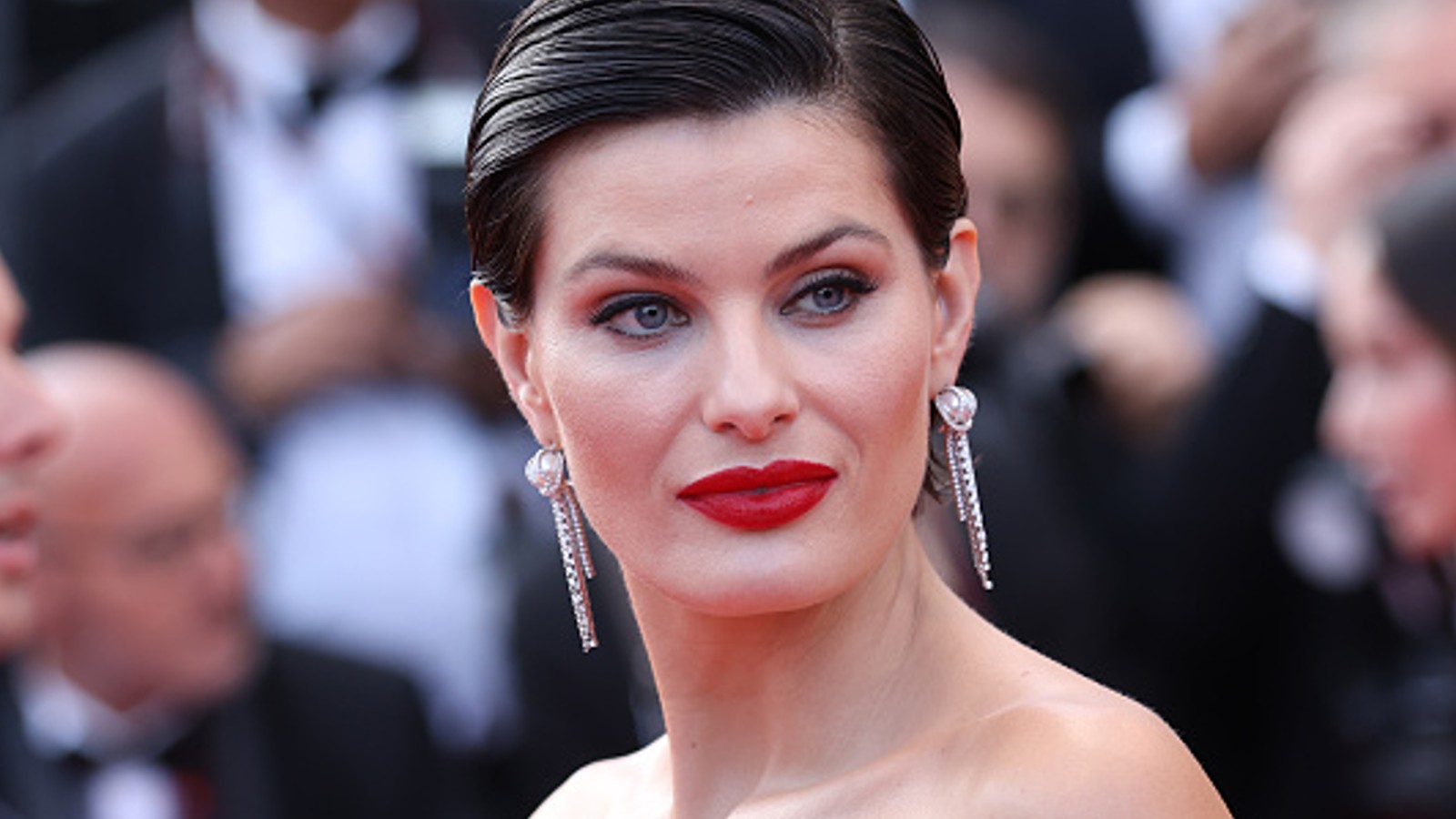 Vestido com “tule ilusão” de Isabeli Fontana em Cannes parece uma pintura corporal: fotos!