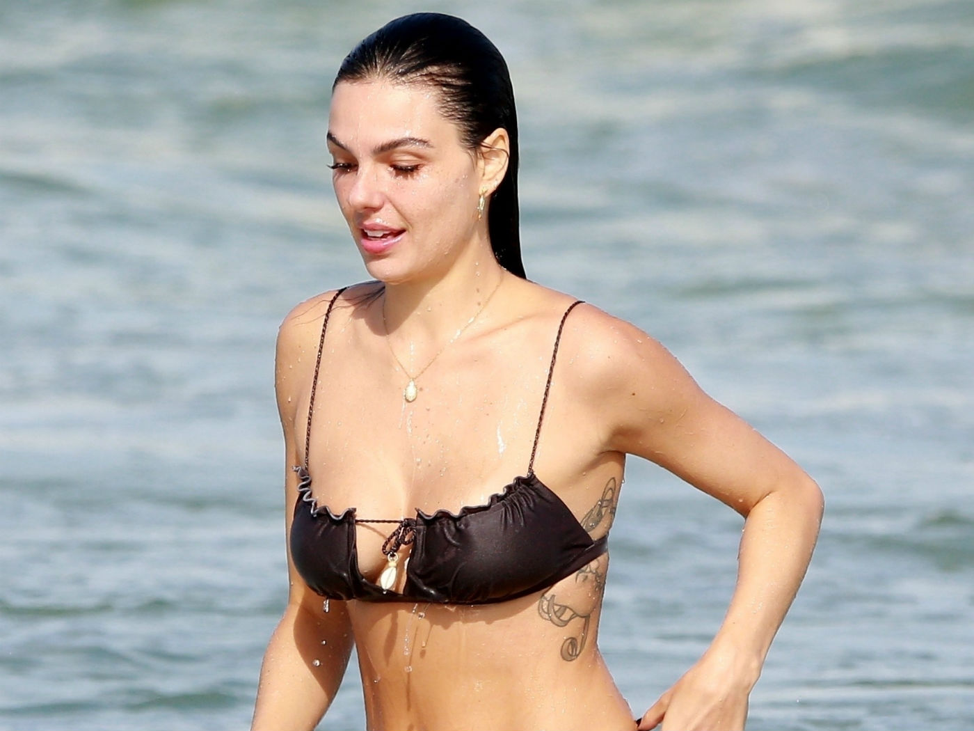 Lavar o cabelo com água mineral como Isis Valverde sai caro, mas salva o fio em 4 casos