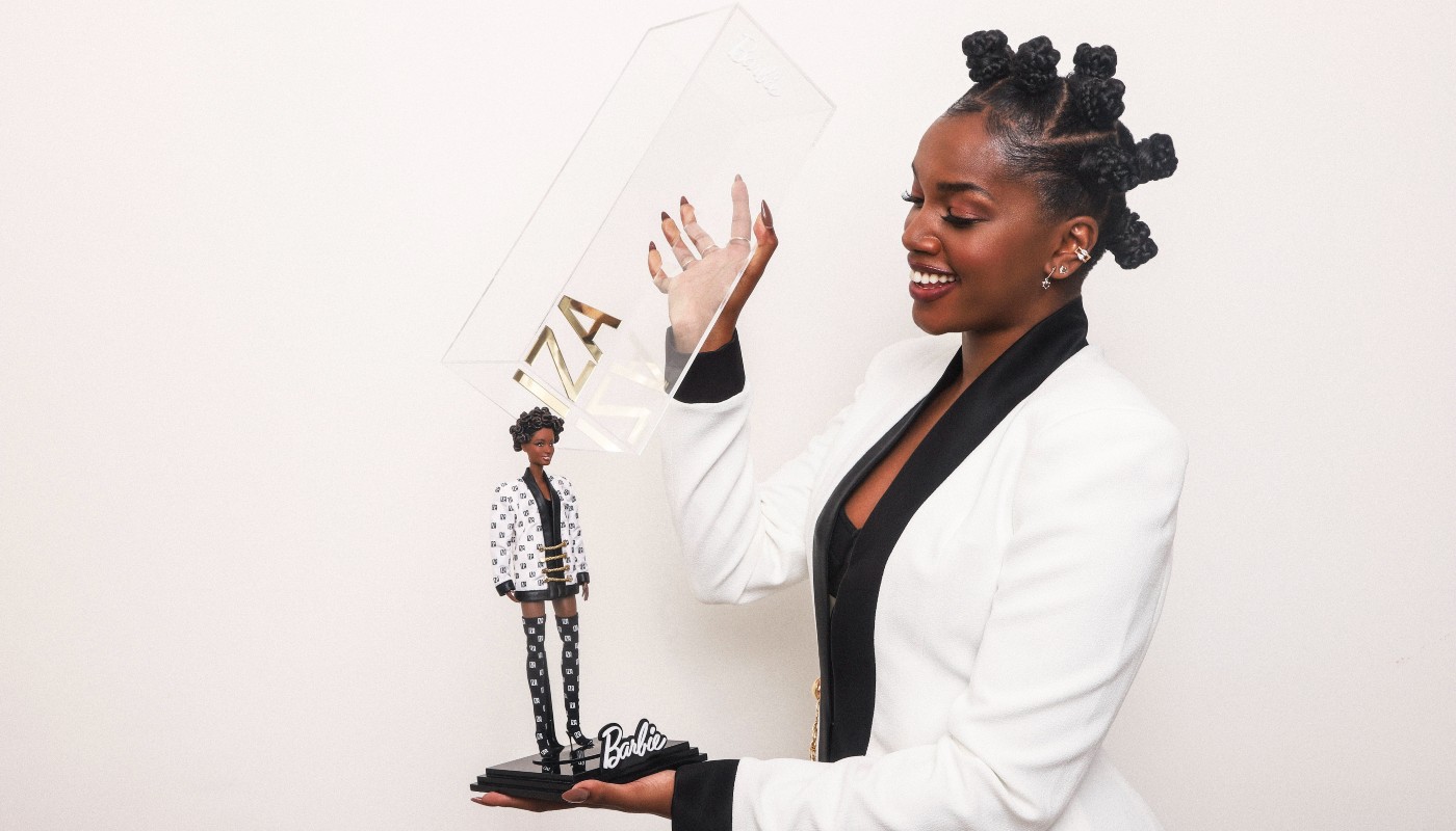 IZA vira Barbie em linha que homenageia mulheres inspiradoras: penteado é igual