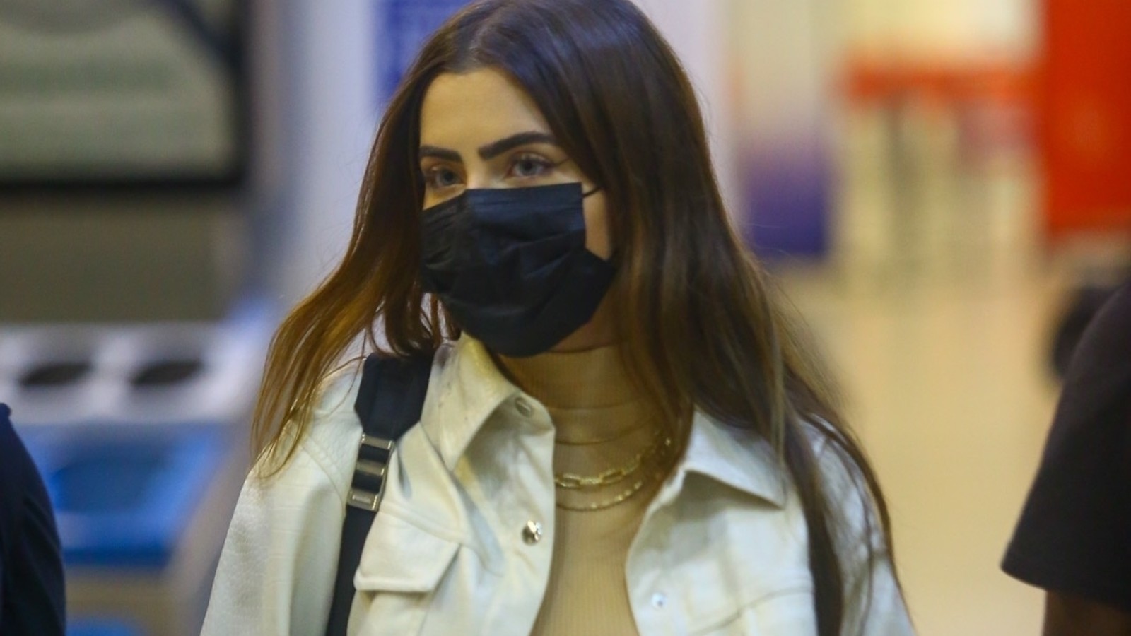 Flagra mostra que Jade Picon não abandonou hábito contra mau-olhado que bombou no “BBB”