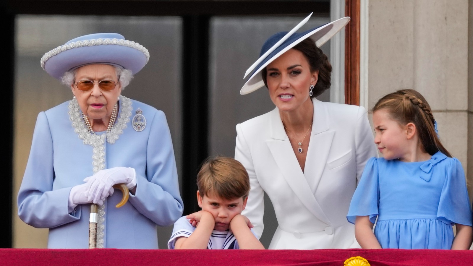 Rainha Elizabeth II, Louis, Kate Middleton e Charlotte.