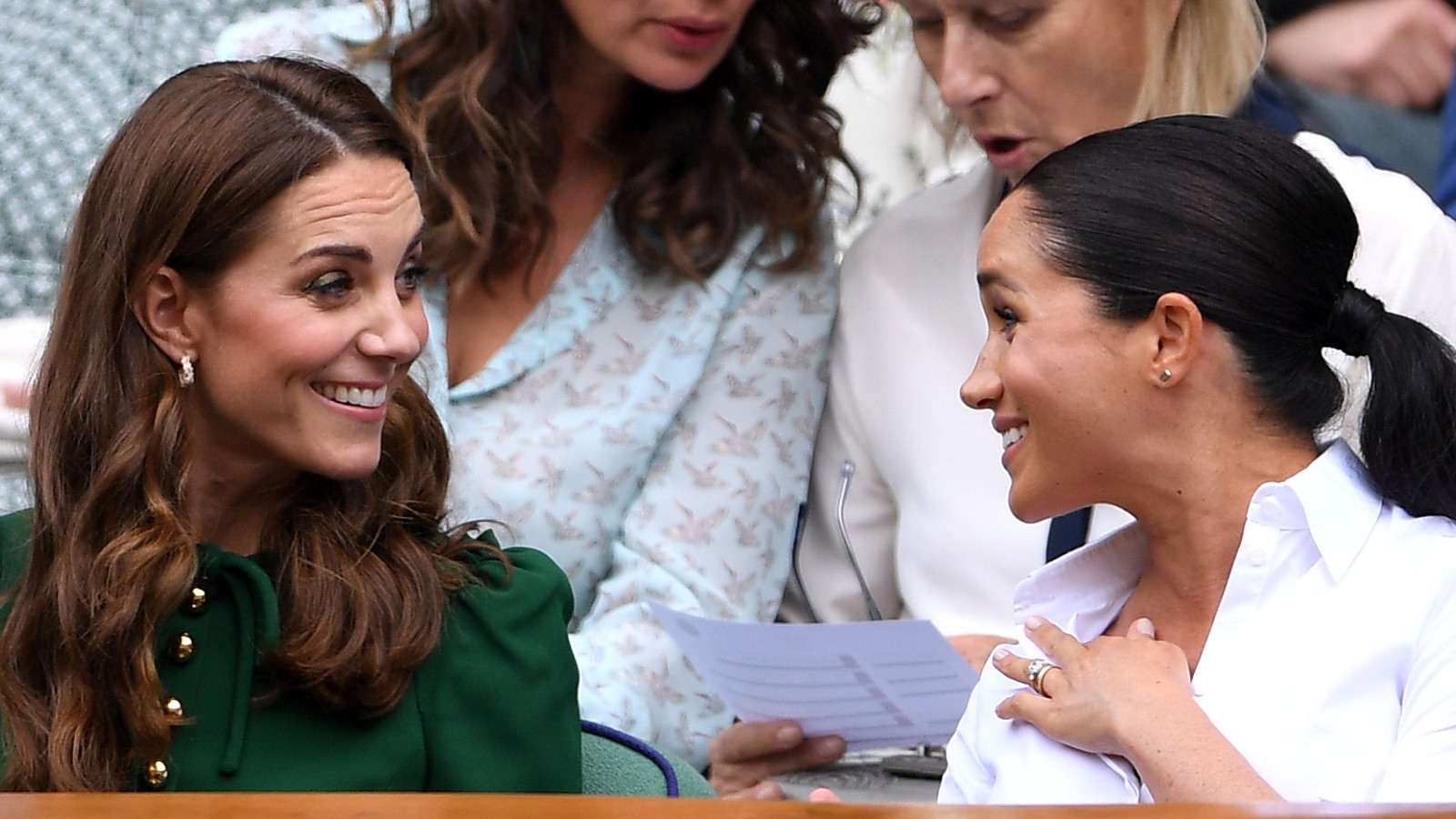 Após briga, Meghan Markle sinalizou paz à Kate Middleton sob a forma de uma joia