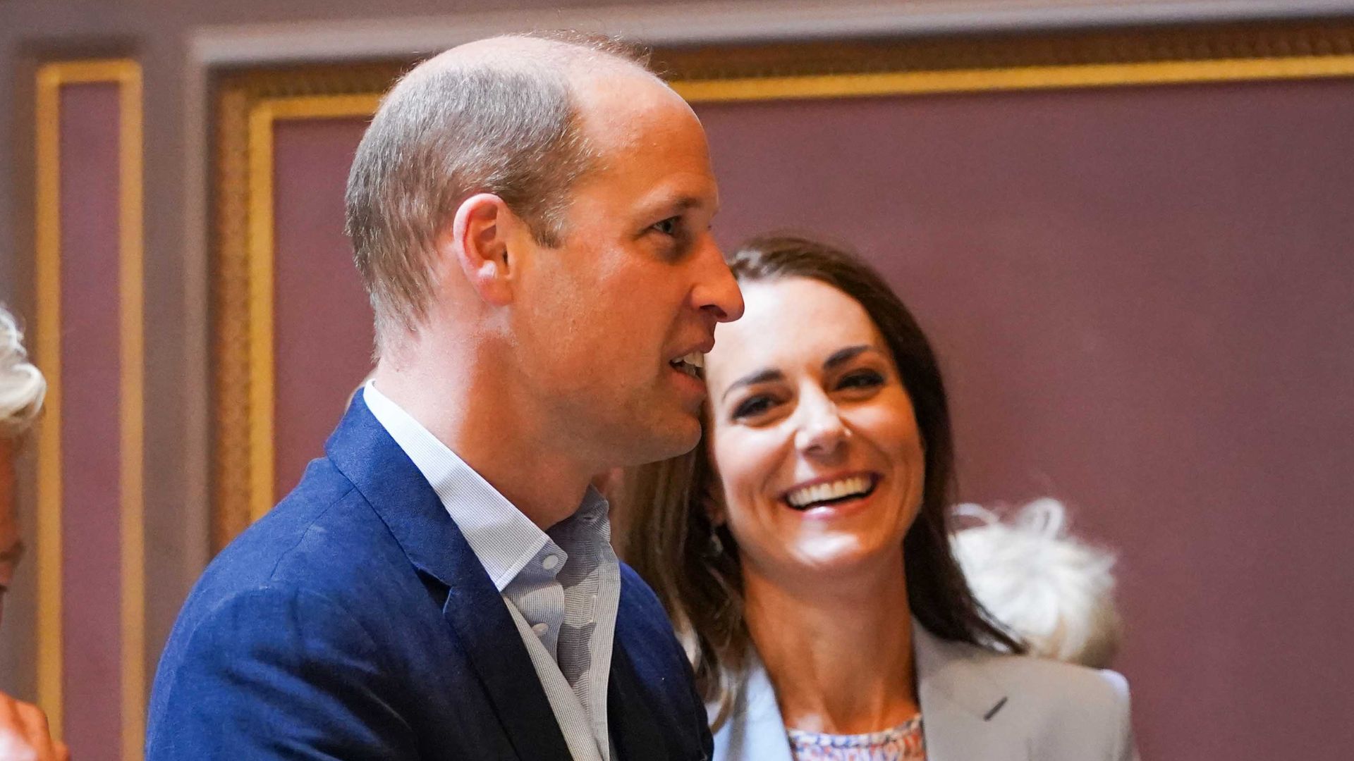 Retrato oficial de Kate e William é inaugurado em museu e choca: pintura parece foto!