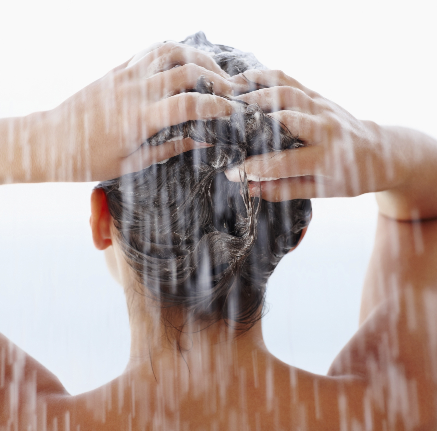 Isabella Santoni tem jeito diferente de lavar o cabelo todo dia e não espigar – é só ÁGUA!