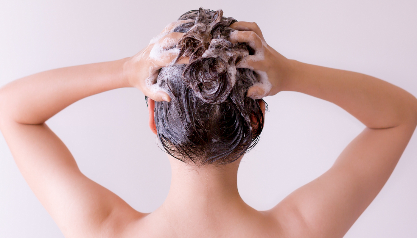 lavando cabelo para ser alisado