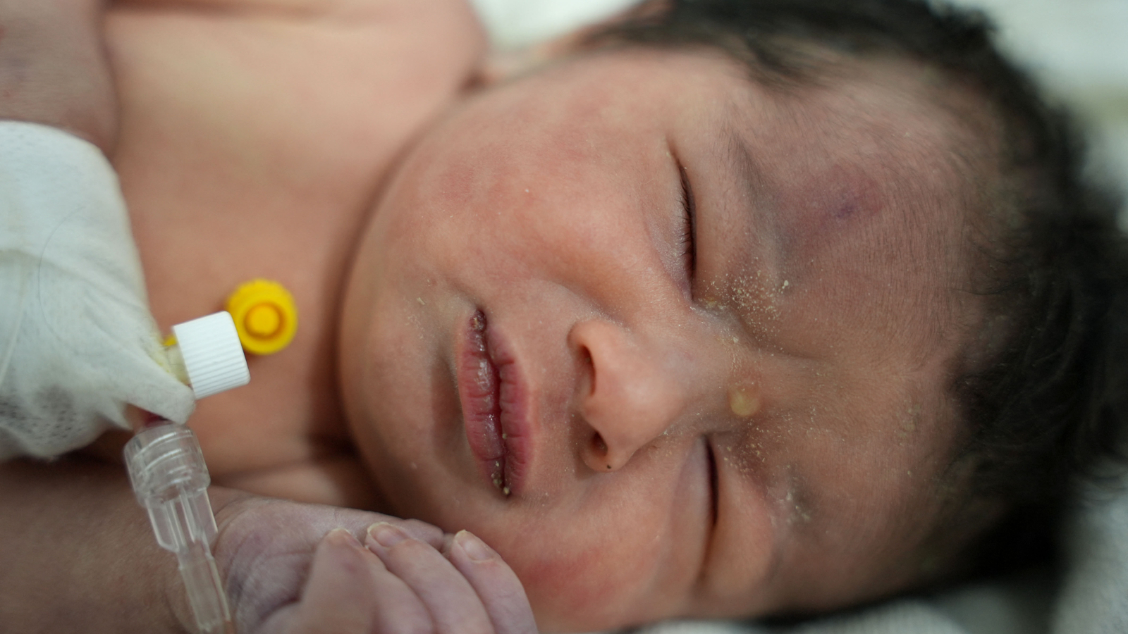 Recém-nascida achada sob escombros na Síria ainda estava ligada à mãe por cordão umbilical