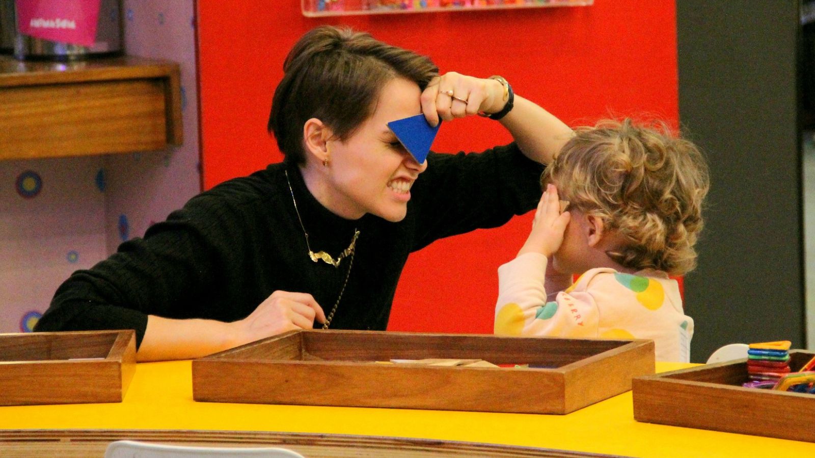 Letícia Colin leva filho Uri para parquinho, no Rio de Janeiro