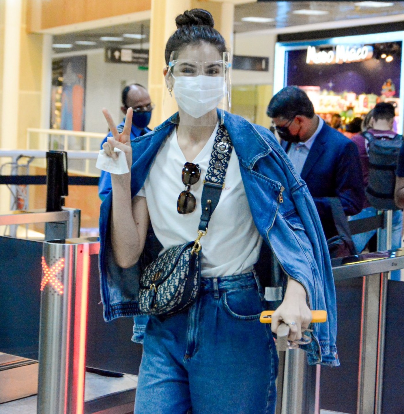 Camila Queiroz mostra como usar calça baggy, novo jeans da moda, em look estiloso