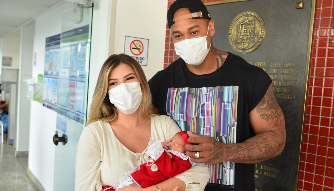 Lorena Improta segue tradição para atrair proteção ao deixar maternidade com a filha