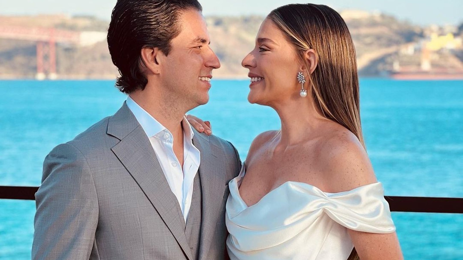 Após 10 anos de casamento, Luma Costa renova votos com vestido minimalista estilo slip dress