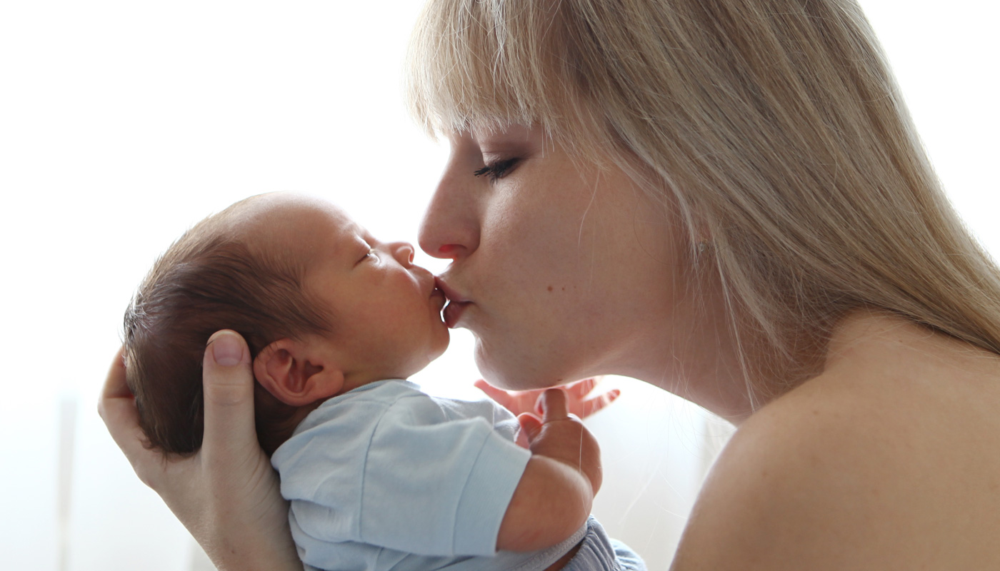 Famosa é criticada após vídeo dando selinhos na filha: afinal, a prática traz riscos?