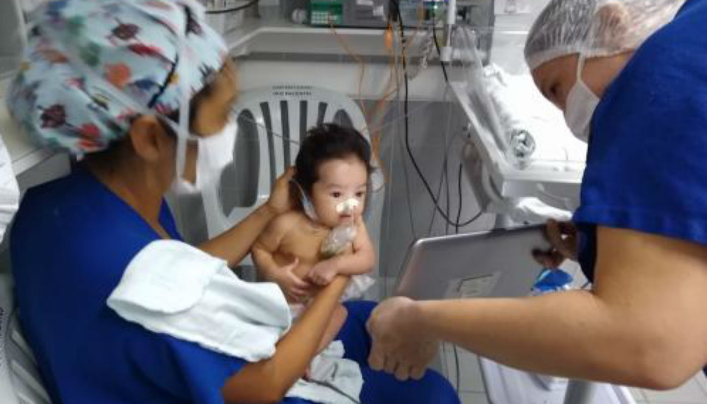 Mãe reencontra filha bebê após 45 dias isolada e a vendo só por chamada de vídeo