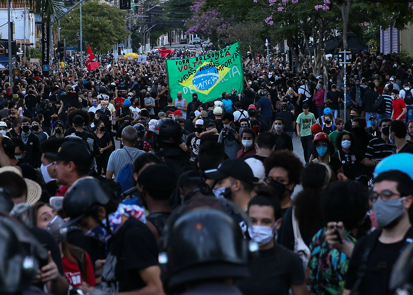 Manifestantes distribuem flores a policiais militares durante protesto em SP: vídeos