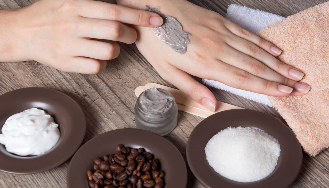 Luvas caseiras de hidratação deixam as mãos macias e livres de rugas: esteticista ensina