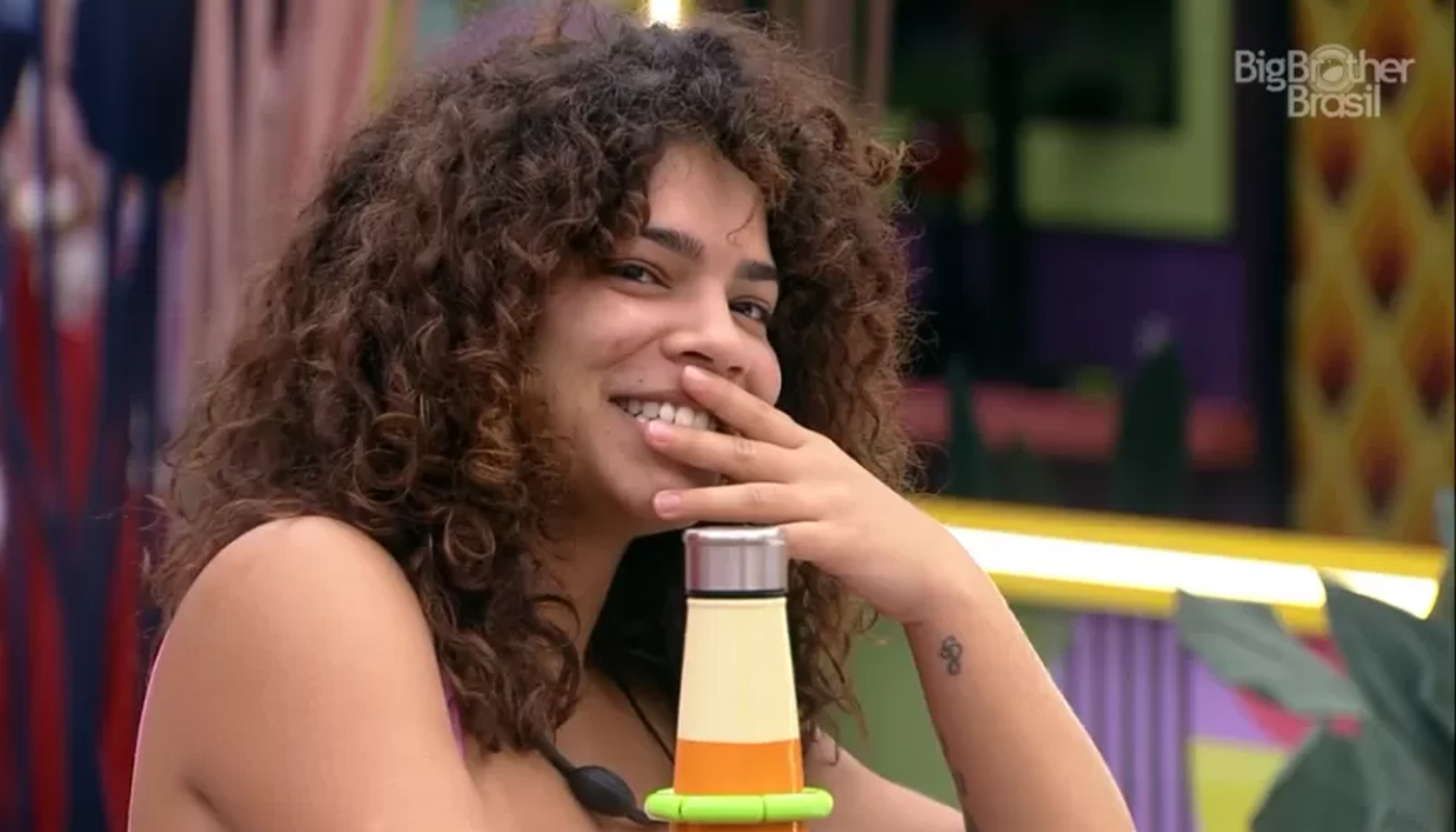 Na ocasião, o cabelo natural de Maria era cacheado com franja