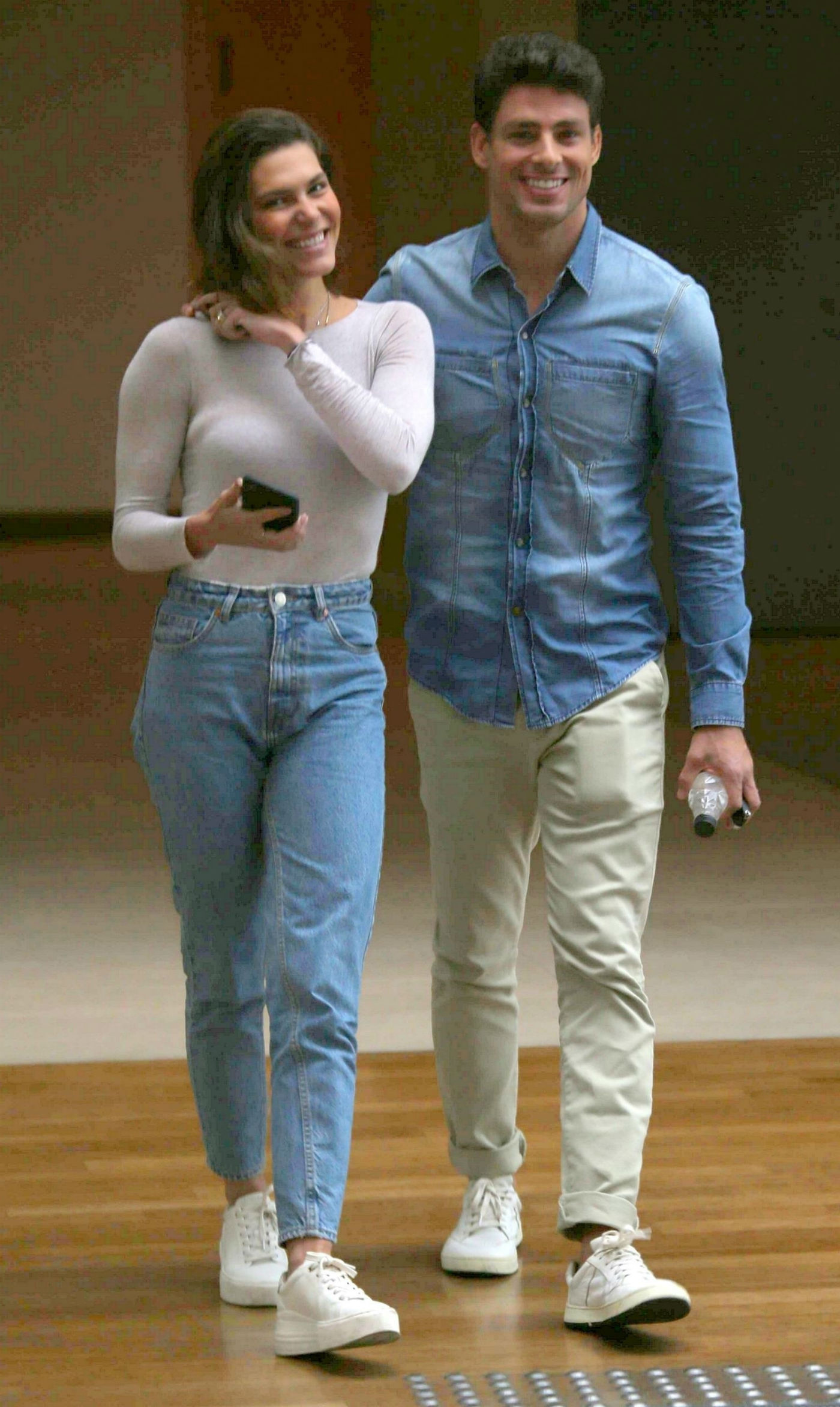 Mariana Goldfarb exibe cabelo novo em look básico que até combinou com o de Cauã