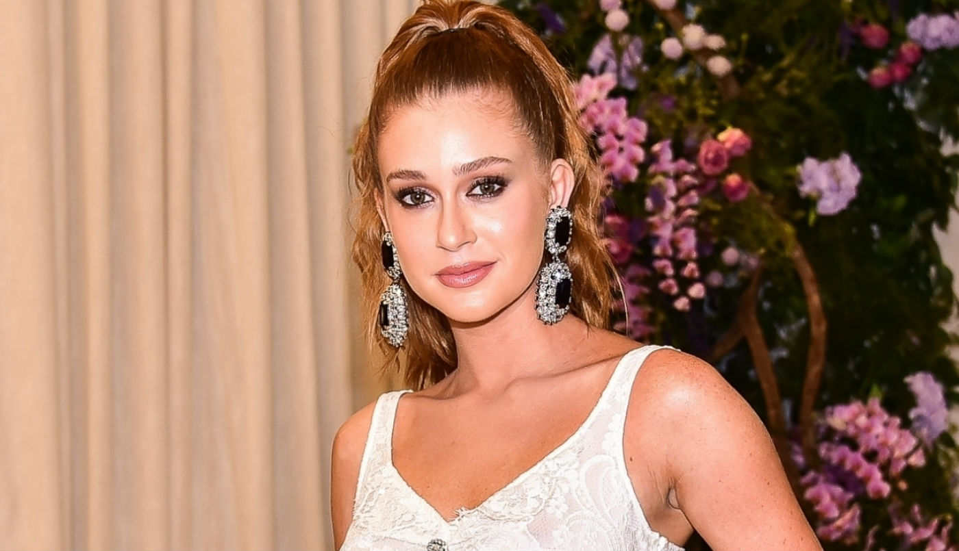 Marina Ruy Barbosa comemora aniversário com bolinho simples, mas muito fofo