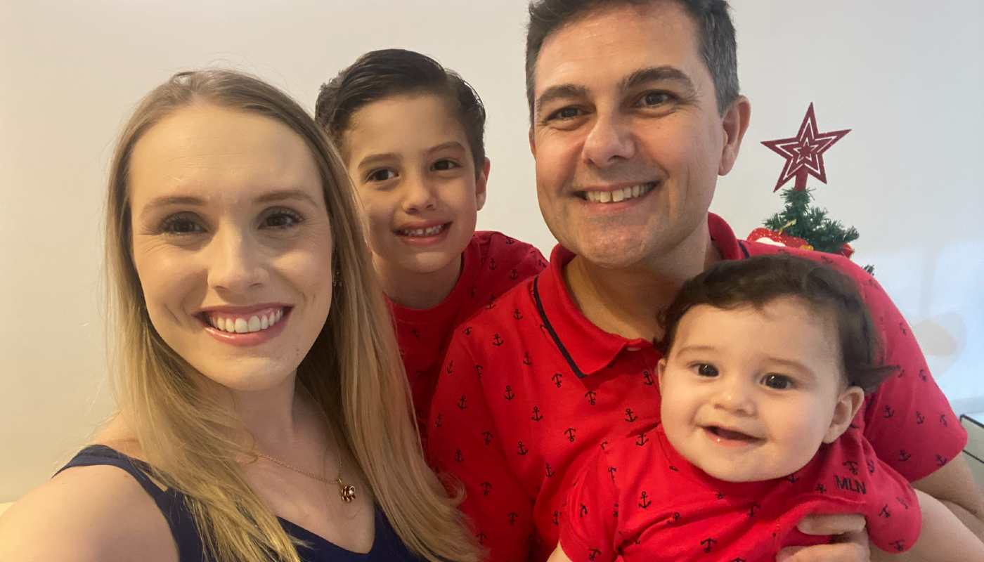 Bebê morre de rir ao cortar os cabelos pela primeira vez e vídeo fofíssimo viraliza