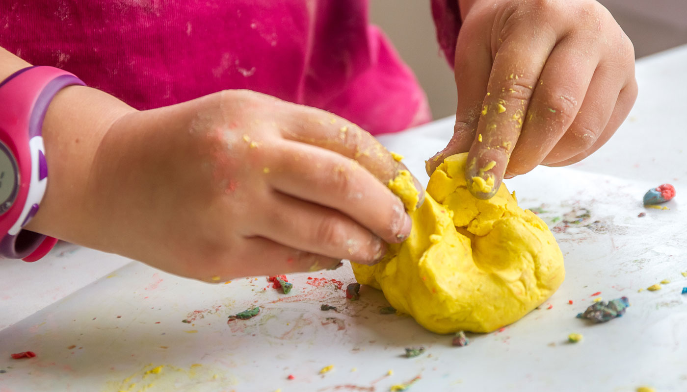 Como fazer massinha caseira (e segura) com ingredientes comestíveis
