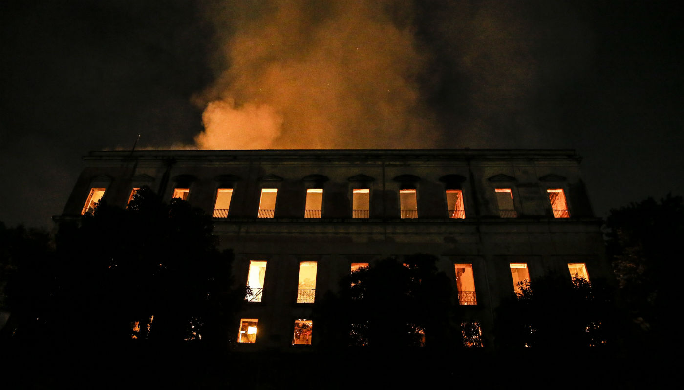 Fotos comoventes mostram como funcionários tentaram salvar acervo do Museu Nacional