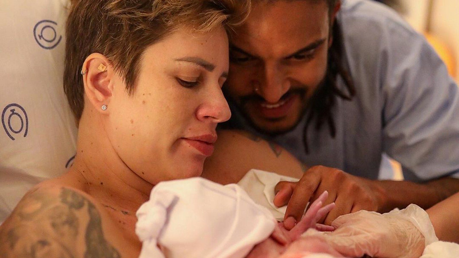 Álbum da maternidade revela emoção do casal de “Casamento às Cegas” ao conhecer o filho