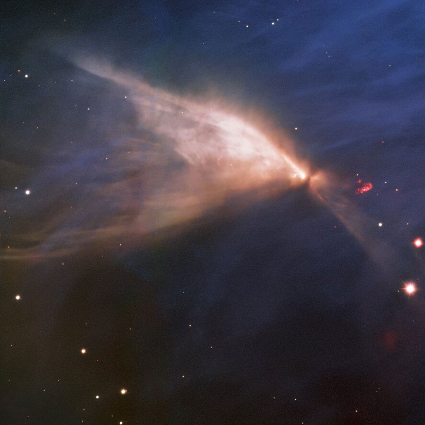Imagem mostra nebulosa colorida “escondendo” uma estrela nascente
