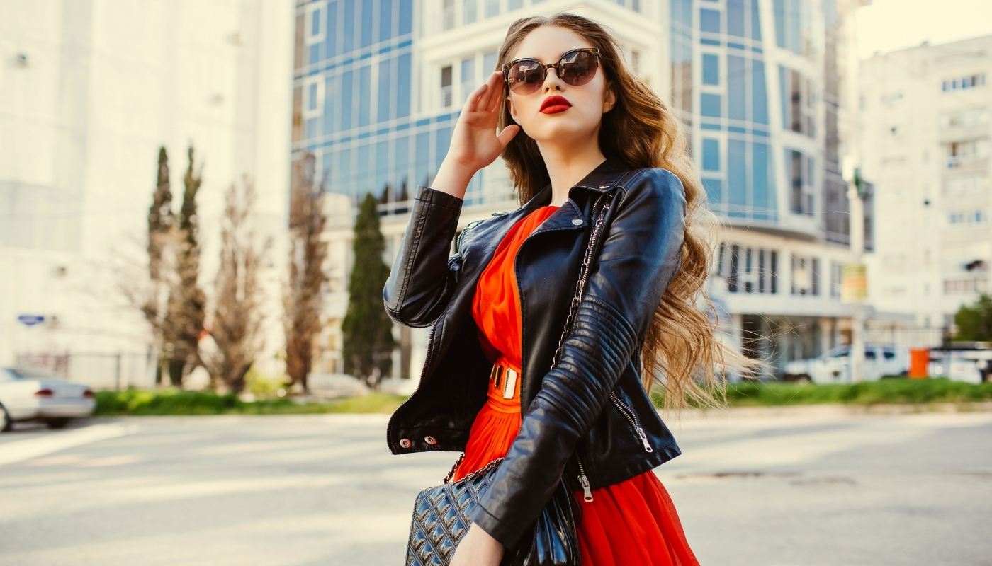 Casaco no estilo couro levanta qualquer visual, mas é preciso saber combiná-lo