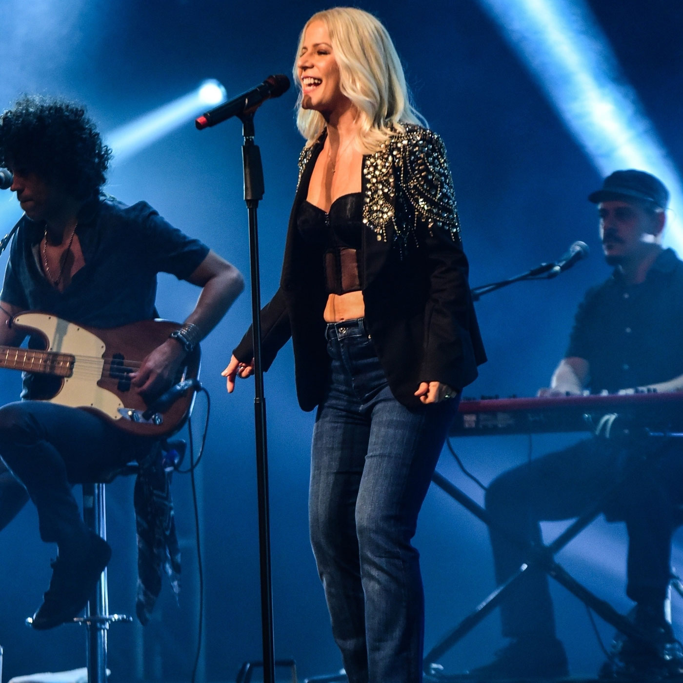 Paula Toller de barriga de fora em show aos quase 60 anos prova: moda NÃO tem idade