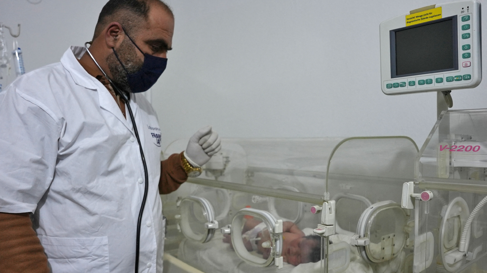 A recém-nascida segue com cuidados especializados em um hospital sírio