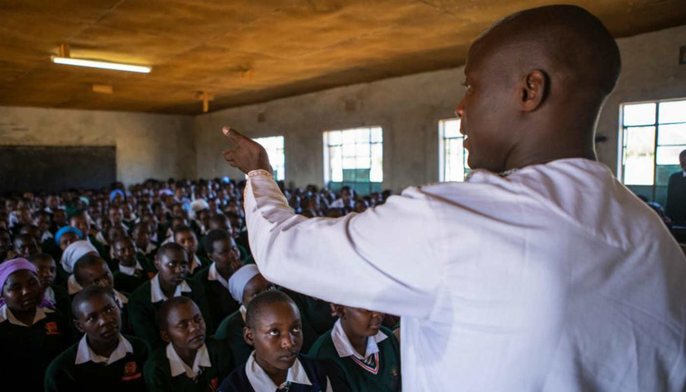 Quem é o queniano eleito “melhor professor do mundo”: história de dedicação sem igual